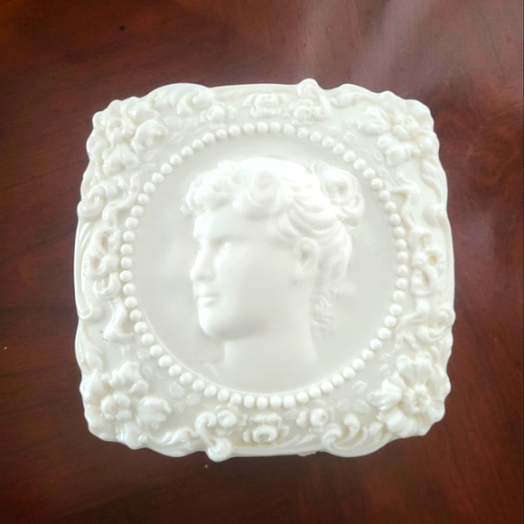 Frosteria Cameo Milk Glass Trinket Box - Picture 1 of 3